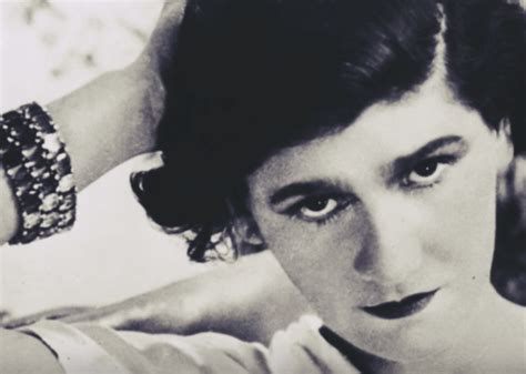 Coco Chanel : biographie d'une icône de l'élégance .